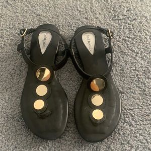 Super cute black sandals!